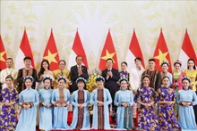 武文赏主席和佐科·维多多总统以及各位艺术家。（图片来源：越通社）