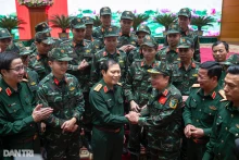 阮新疆大将激励赴缅甸地震灾区执行救援任务的干部战士们。（图片来源：dantri.com.vn）