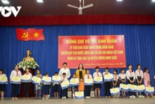 越南国家代主席武氏映春向西宁省杨明珠县贫困儿童赠送礼物。（图片来源：vov.vn）