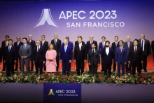 越南国家主席武文赏和各位代表合影。