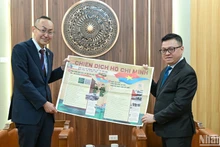 《人民报》社总编辑黎国明向小林洋介先生赠送《人民报》特别副刊。