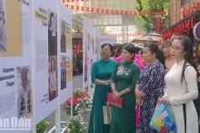 越南妇女参观“越南和白俄罗斯女性之美”摄影展。