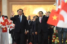 越南政府总理范明正与日本首相石破茂出席两国合作文件签署和换文仪式。