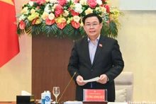 国会主席王廷惠在会议上发表讲话。
