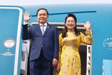 国会主席陈青敏和夫人启程出席各国议会联盟第150届大会并对亚美尼亚共和国和乌兹别克斯坦共和国进行正式访问。(图片来源:quochoi.vn)