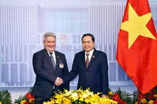 国会主席陈青敏会见白俄罗斯共和国下议院副议长瓦季姆·伊帕托夫。（图片来源：越通社）