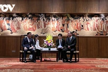 河内市委书记丁进勇会见中国广东省委书记黄坤明。（图片来源：VOV）