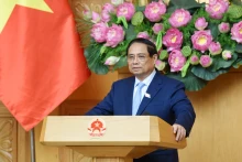 范明正总理向各位新任副总理、部长交付任务。