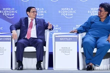 范明正总理在世界经济论坛的一场讨论会上发表讲话。