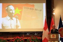 越南驻瑞士大使冯世龙在典礼上发表讲话。（图片来源：越通社）
