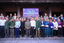 黎国明同志向义安省都良县优抚家庭、革命有功者赠送礼物。