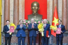 越共中央总书记、国家主席苏林向各位副总理授予决定书。