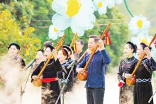 平了县民族同胞唱天曲。