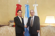 何金玉副部长会见帕布罗·特塔曼蒂部长。（图片来源：国会官网）