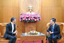 胡志明市人民委员会主席潘文买会见越南驻瑞士名誉领事菲利普•勒斯勒尔。（图片来源：hcmcpv.org.vn）