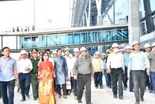 范明正总理视察胡志明市新山一国际机场T3航站楼项目工程。