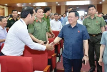 国会主席王廷惠在海防市永宝县会见选民。（图片来源：VGP）