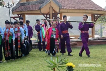 芒族同胞参加竖迎春竿仪式。（图片来源：suckhoedoisong.vn）