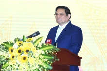 范明正总理在会议上发表讲话。