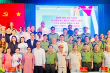 双方代表合影。（图片来源：hcmcpv.org.vn）