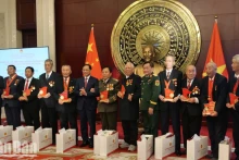 裴青山副总理和黄春战上将向援越中国老兵和专家赠送礼物。