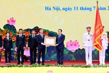越南国会主席陈青敏向国家审计署授予一级劳动勋章授勋。