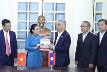 阮芳娥大使向宋玛·奔舍那先生赠送纪念品。（图片来源：新河内报）