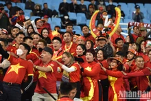 越南球迷赴美亭体育场鼓舞球员。