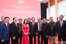 国会主席王廷惠和各位代表、歌手、艺术家合影。