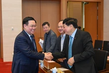 越南国会主席王廷惠会见新闻媒体机构领导。