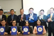 各方签署加强旅游合作的备忘录。