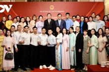 国会主席陈青敏和越南驻新加坡大使馆工作人员和旅新越南人社团代表合影。（图片来源：vov.vn）