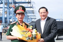 潘文江上将向老挝政府总理宋赛·西潘敦赠送鲜花。