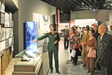 越南军事历史博物馆吸引众多人前来参观。（图片来源：hanoimoi.vn）
