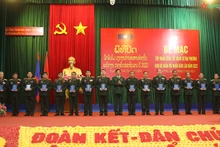 老挝人民军干部出席训班结业仪式。（图片来源：人民军队报）