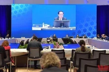 泰国财政部长阿空在会议上发言。