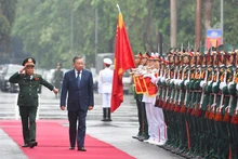 越共中央总书记、国家主席苏林检阅仪仗队。