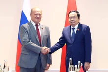 国会主席陈青敏会见俄罗斯联邦共产党中央委员会主席根纳季·久加诺夫。（图片来源：quochoi.vn）