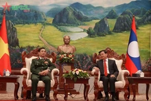 越南国防部长潘文江大将会见老挝人民革命党中央委员会总书记、国家主席通伦·西苏里。（图片来源：人民军队报）