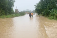 广平省宣化县遭受暴雨洪水严重影响。