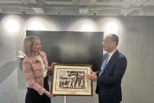 越南国家审计署副审计长裴国勇向瑞典国家审计署副审计长莫尔尼赠送纪念品。（图片来源：越通社）