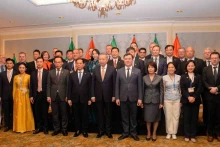 苏林总书记、国家主席和越南与爱尔兰机关、企业代表合影。
