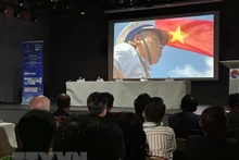 旅外越侨观看关于长沙群岛的影片。（图片来源：越通社）
