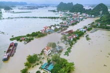 宁平省嘉远县鸡渠村数百户家庭被洪水淹没。（图片来源：kinhtedothi.vn）