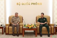 阮仲平中将会见丹尼尔·霍坎森大将。（图片来源：人民军队报）