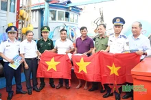 海警第二区向普光乡渔船船主赠送国旗和礼物。（图片来源：canhsatbien.vn）