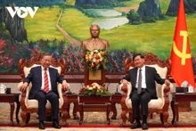 越南公安部部长苏林大将会见老挝人民革命党中央委员会总书记、老挝国家主席通伦·西苏里。(图片来源:越通社)