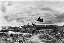 1954年5月7日，敌军在奠边府集团据点群全部被我军摧毁，越南人民军的“决战决胜”旗帜在德·卡斯特里斯地下隧道顶上迎风飘扬。 （图片来源：越通社）