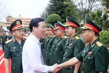 国家主席武文赏和15号兵团干部战士。（图片来源：越通社）