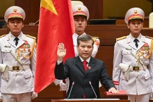 黎明智同志宣誓就职。